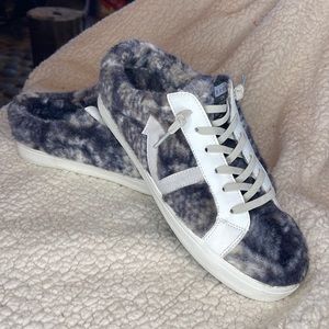 Vintage Havana Women's Faux Fur Mule
Sneakers 8.5